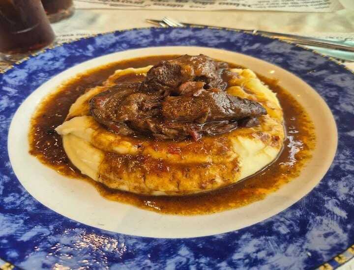 Polenta con salsa roja de carne