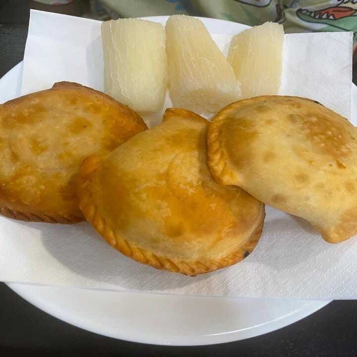 Empanada y mandioca