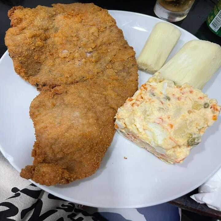 Milanesa, ensalada rusa y mandioca