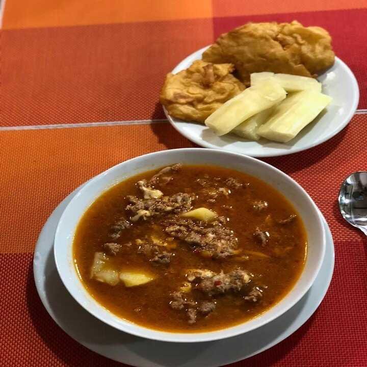 Picadito de carne, tortilla y mandioca