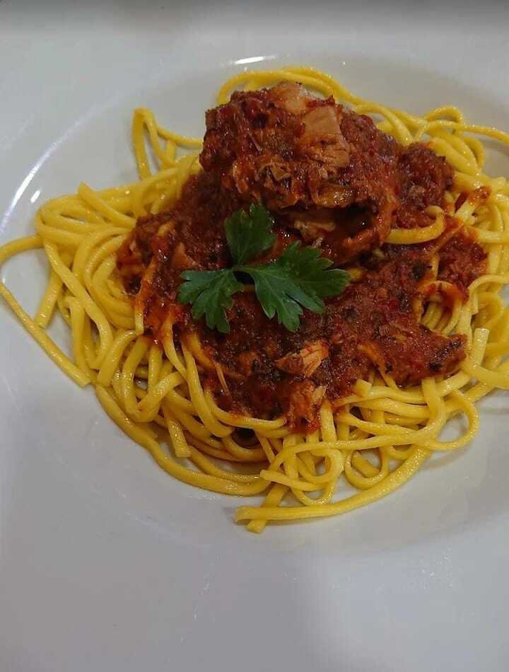 Tallarín con salsa roja de carne