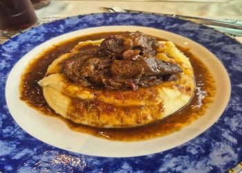 Polenta con salsa roja de carne