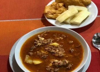 Picadito de carne, tortilla y mandioca